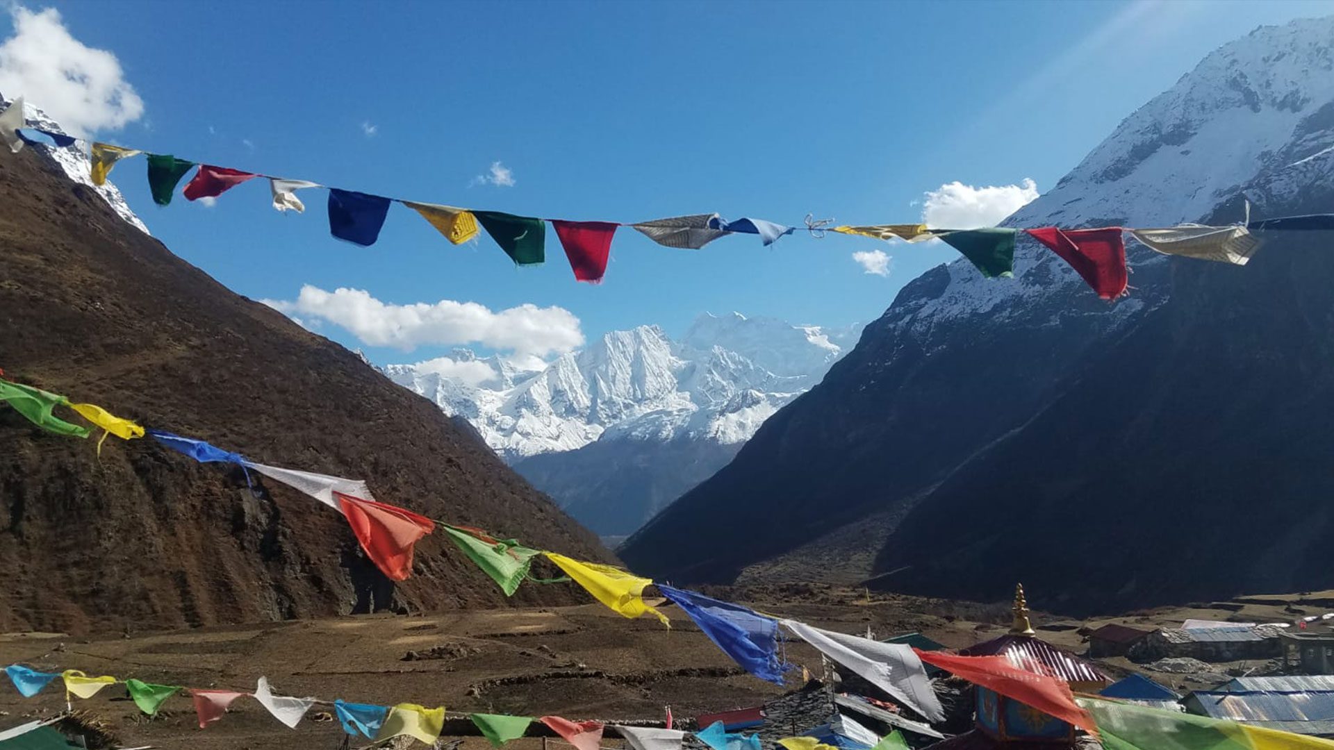 manaslu circuit trek prayer flags