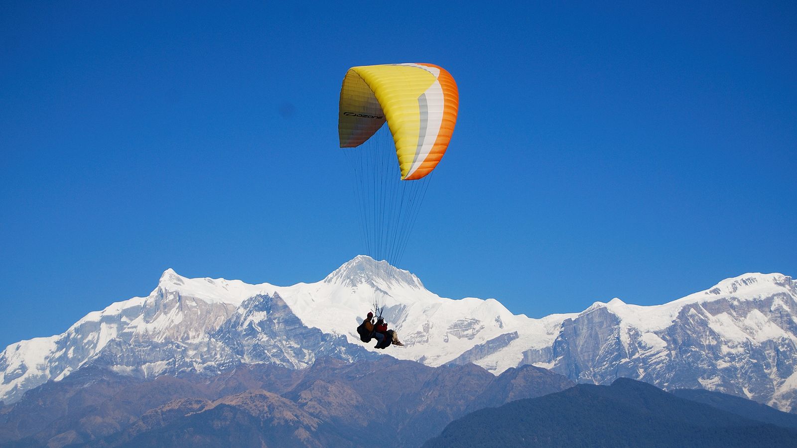 paragliding in pokhara mountains