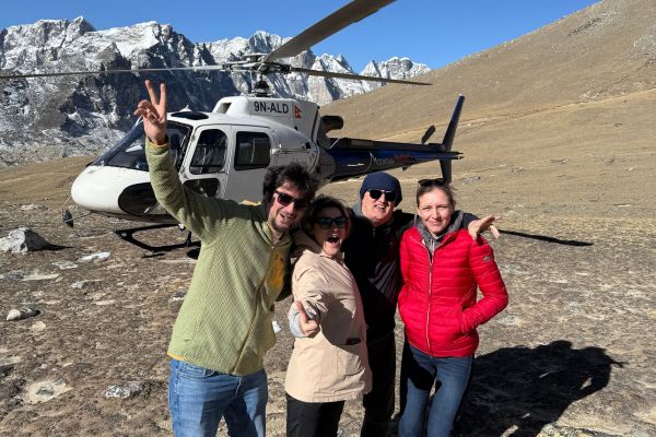 helicopter-landed-during-Everest-heli-tour